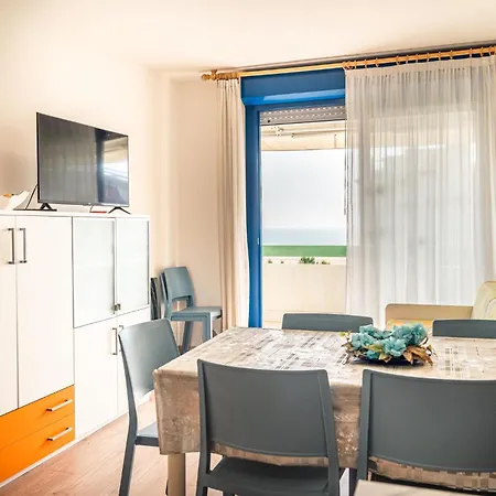 Enjoy The Sea View From Our Spacious Balcony Appartement *